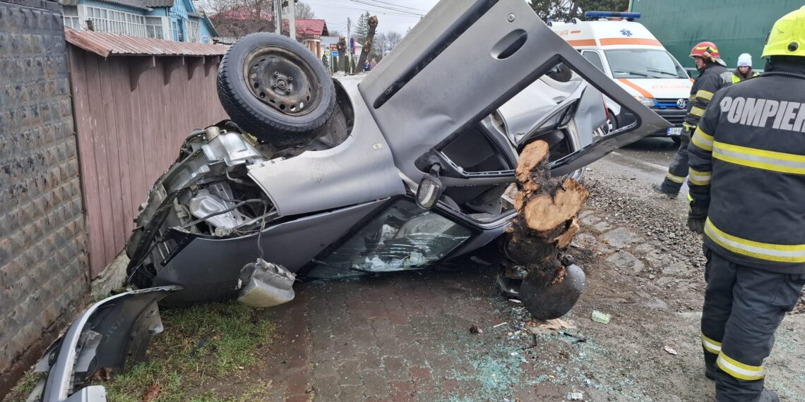Autoturism răsturnat pe raza localității Drăgușeni. Doi adulți și un copil au fost transportați la spital