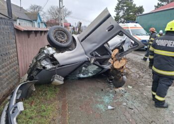 Autoturism răsturnat pe raza localității Drăgușeni. Doi adulți și un copil au fost transportați la spital