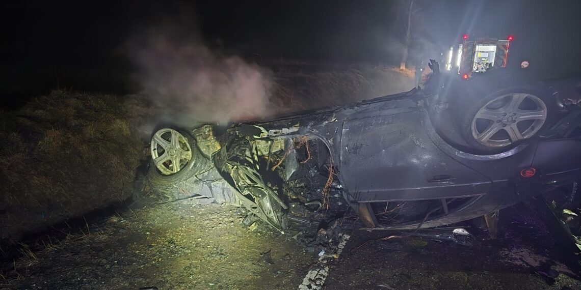 Un autoturism s-a făcut scrum, după ce s-a răsturnat pe cupolă pe raza orașului Milișăuți. Un tânăr de 19 ani a ajuns la spital