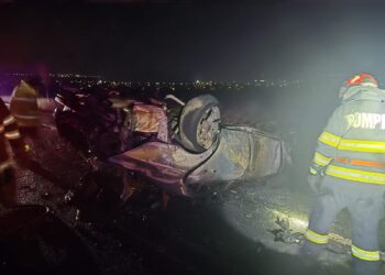 Un autoturism s-a făcut scrum, după ce s-a răsturnat pe cupolă pe raza orașului Milișăuți. Un tânăr de 19 ani a ajuns la spital