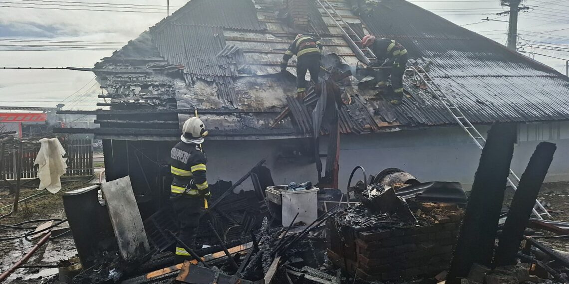 Incendiu la o gospodărie din Bogdănești, din cauza scânteilor de la un flex. Pompierii au intervenit cu patru autospeciale de stingere