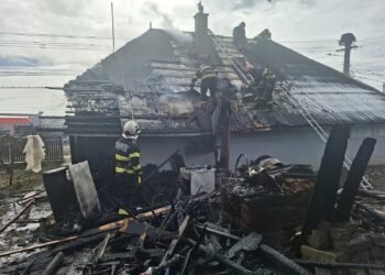 Incendiu la o gospodărie din Bogdănești, din cauza scânteilor de la un flex. Pompierii au intervenit cu patru autospeciale de stingere