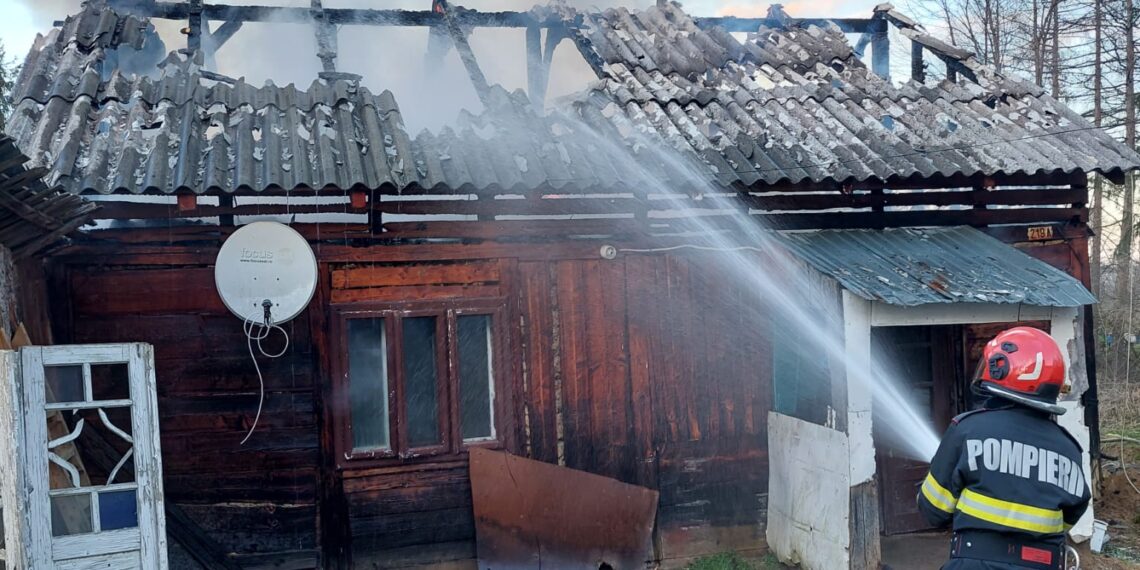 Casă incendiată intenționat la Capu Câmpului. Focul a pornit din dormitor