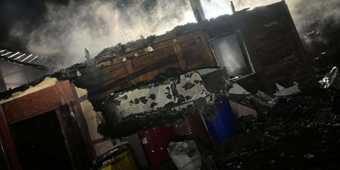 Pompierii au intervenit cu cinci autospeciale de stingere la un incendiu izbucnit la o gospodărie din Dolheștii Mici. Flăcările au distrus o anexă și acoperișul casei de locuit