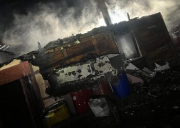 Pompierii au intervenit cu cinci autospeciale de stingere la un incendiu izbucnit la o gospodărie din Dolheștii Mici. Flăcările au distrus o anexă și acoperișul casei de locuit