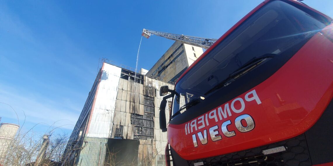 Incendiu la fostul CET Suceava. Pompierii lucrează la lichidarea focarelor