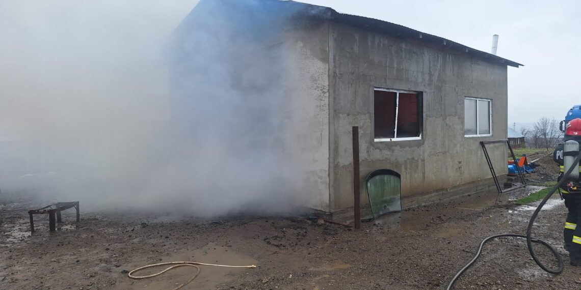 Garajul unei familii din Forăști, distrus de un incendiu pornit de la un acumulator lăsat la încărcat. Pagube de 10.000 de lei