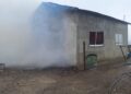 Garajul unei familii din Forăști, distrus de un incendiu pornit de la un acumulator lăsat la încărcat. Pagube de 10.000 de lei