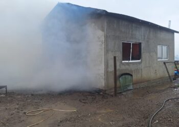Garajul unei familii din Forăști, distrus de un incendiu pornit de la un acumulator lăsat la încărcat. Pagube de 10.000 de lei