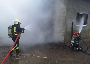 Incendiu la un service auto din Forăști, pornit de la o baterie lăsată la încărcat