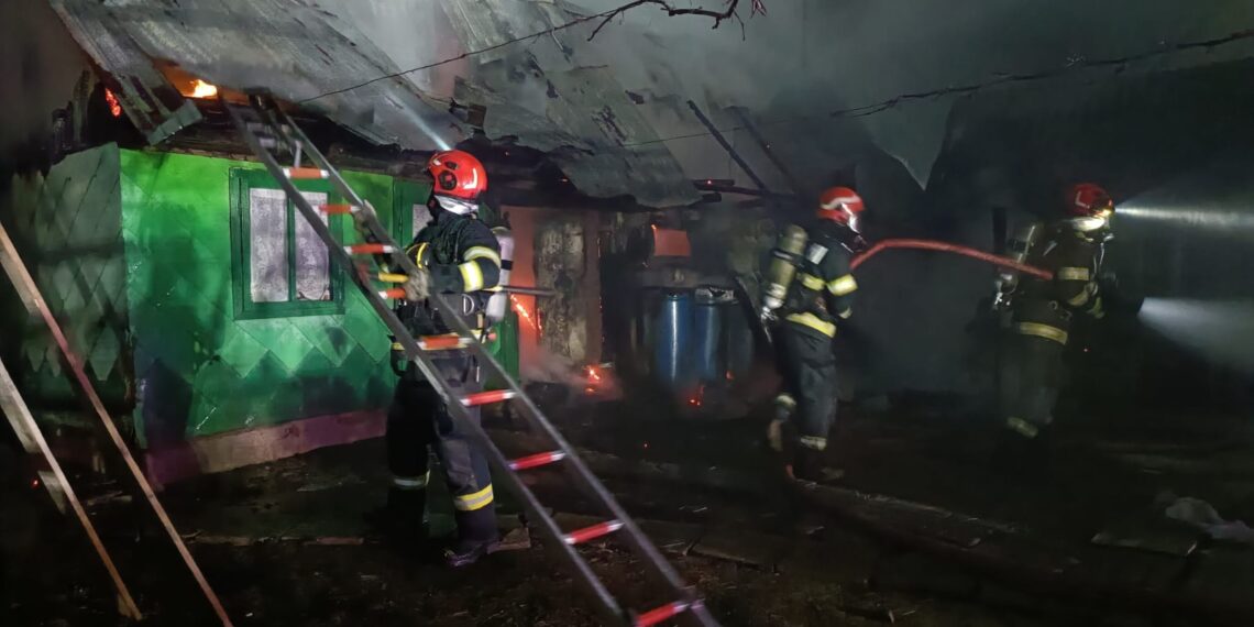 Incendiu izbucnit în toiul nopții la o gospodărie din Hârtop, din cauza unui scurtcircuit la un conductor electric defect sau neizolat corespunzător