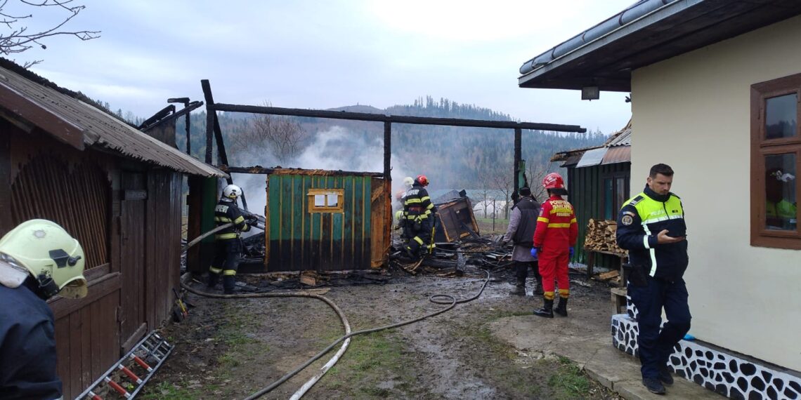 Detalii despre incendiul izbucnit la grajdul unei gospodării din Poiana Mărului. Incendiul a pornit de la un banal scurtcircuit cablul de iluminat