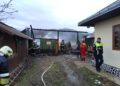 Detalii despre incendiul izbucnit la grajdul unei gospodării din Poiana Mărului. Incendiul a pornit de la un banal scurtcircuit cablul de iluminat