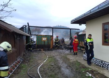 Detalii despre incendiul izbucnit la grajdul unei gospodării din Poiana Mărului. Incendiul a pornit de la un banal scurtcircuit cablul de iluminat