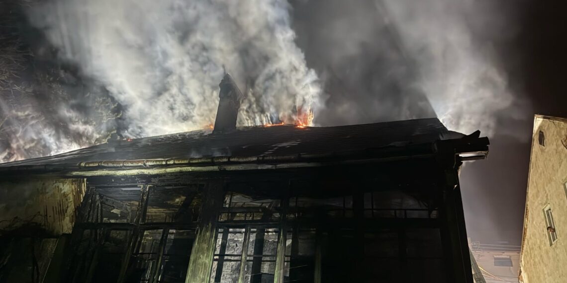 Incendiu la o casă din Rădăuți, izbucnit din cauza unui cablu electric defect