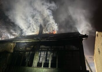 Incendiu la o casă din Rădăuți, izbucnit din cauza unui cablu electric defect