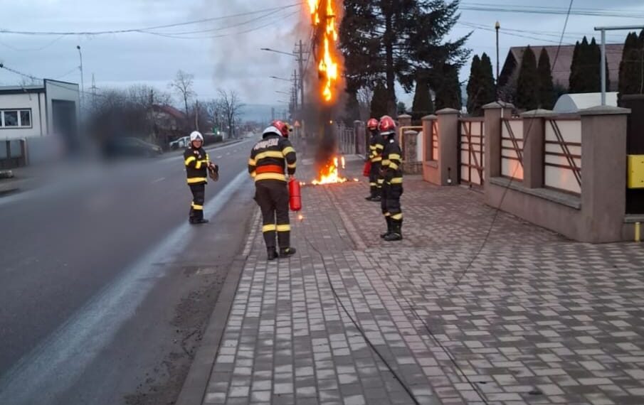 Incendiu la un stâlp de electricitate din Ițcani