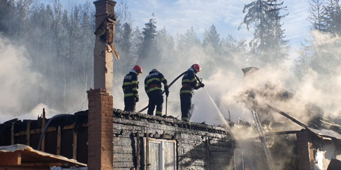 Incendiu devastator la o gospodărie din Straja. Pompierii au intervenit cu 11 autospeciale de stingere