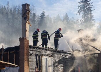 Incendiu devastator la o gospodărie din Straja. Pompierii au intervenit cu 11 autospeciale de stingere