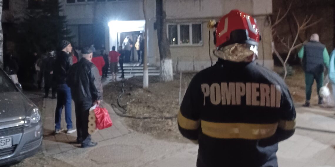 Panică într-un bloc din Suceava. Incendiu provocat de un bărbat care a adormit cu țigara aprinsă. 25 de persoane evacuate