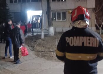 Panică într-un bloc din Suceava. Incendiu provocat de un bărbat care a adormit cu țigara aprinsă. 25 de persoane evacuate