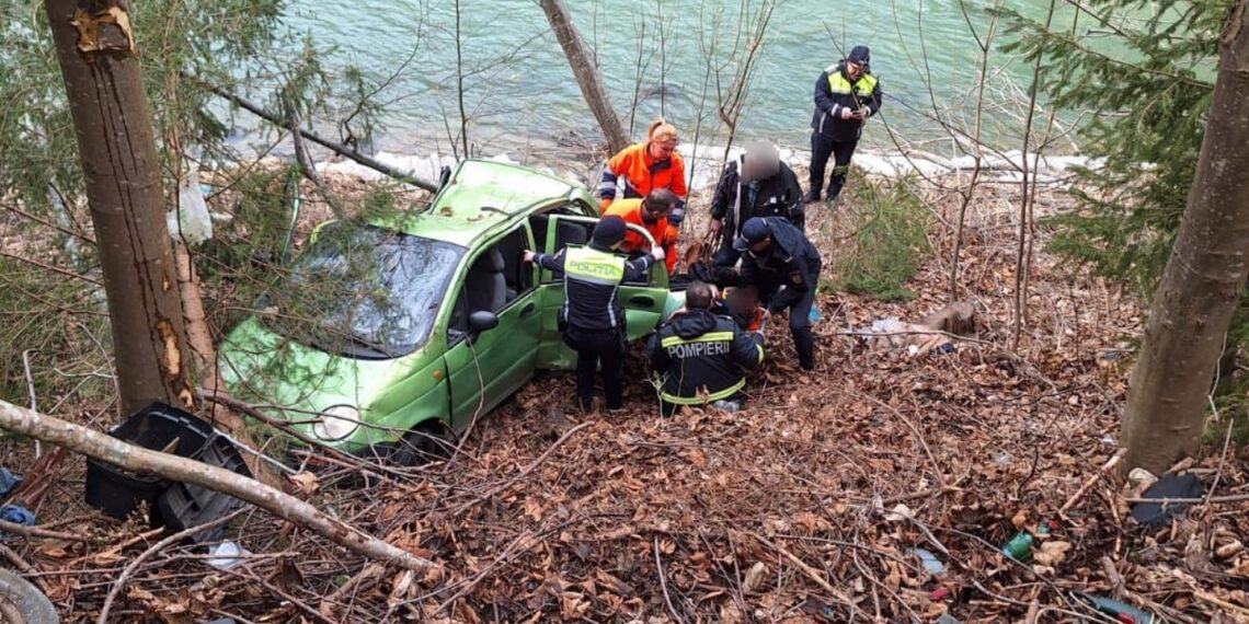 Mașină răsturnată într-o râpă la Crucea, până pe malul râului Bistrița. Un bărbat și o femeie au fost transportați la spital
