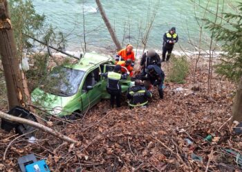 Mașină răsturnată într-o râpă la Crucea, până pe malul râului Bistrița. Un bărbat și o femeie au fost transportați la spital