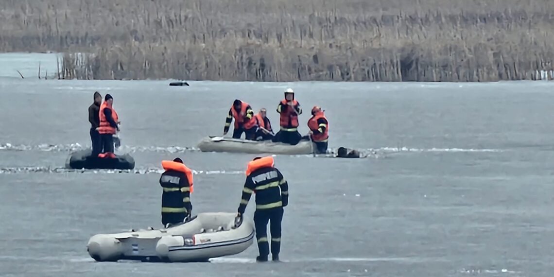 Intervenție contracronometru pe acumularea de la Rogojești. Trei pescari în hipotermie, salvați după un pescuit la copcă ratat