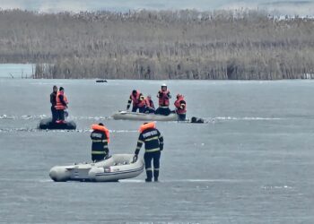 Intervenție contracronometru pe acumularea de la Rogojești. Trei pescari în hipotermie, salvați după un pescuit la copcă ratat