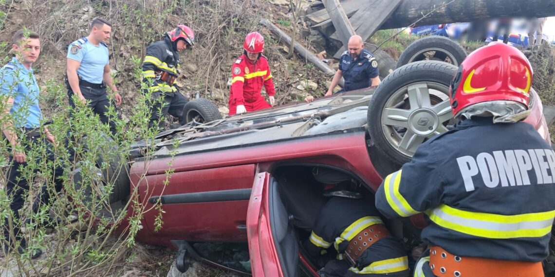 Detalii despre accidentul de la Sucevița. O familie de pensionari a ajuns la spital după ce un podeț improvizat s-a rupt și au căzut într-un pârâu