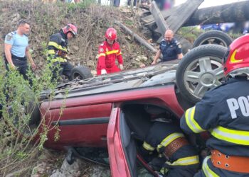 Detalii despre accidentul de la Sucevița. O familie de pensionari a ajuns la spital după ce un podeț improvizat s-a rupt și au căzut într-un pârâu