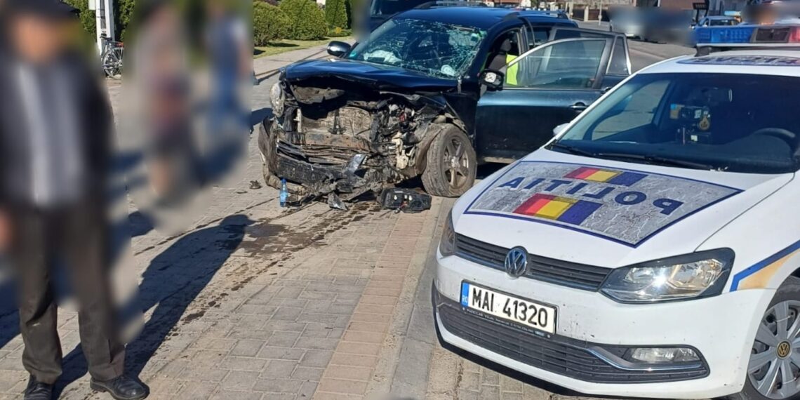 Un tânăr beat și fără permis, care s-a luat la întrecere cu polițiștii prin Vicovu de Jos, s-a oprit cu mașina în autoturismul viceprimarului din localitate