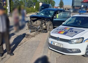 Un tânăr beat și fără permis, care s-a luat la întrecere cu polițiștii prin Vicovu de Jos, s-a oprit cu mașina în autoturismul viceprimarului din localitate