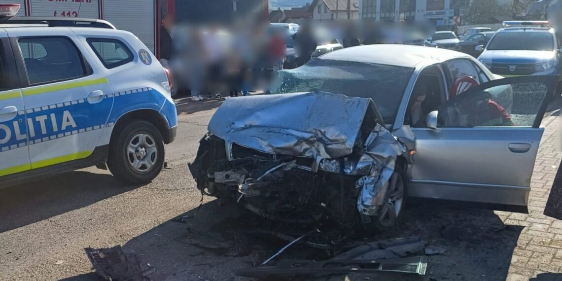 Un tânăr beat și fără permis, care s-a luat la întrecere cu polițiștii prin Vicovu de Jos, s-a oprit cu mașina în autoturismul viceprimarului din localitate