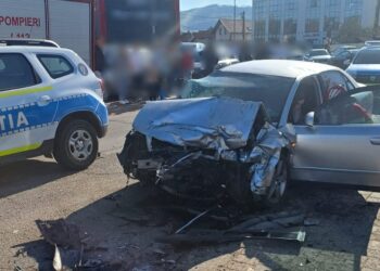 Un tânăr beat și fără permis, care s-a luat la întrecere cu polițiștii prin Vicovu de Jos, s-a oprit cu mașina în autoturismul viceprimarului din localitate