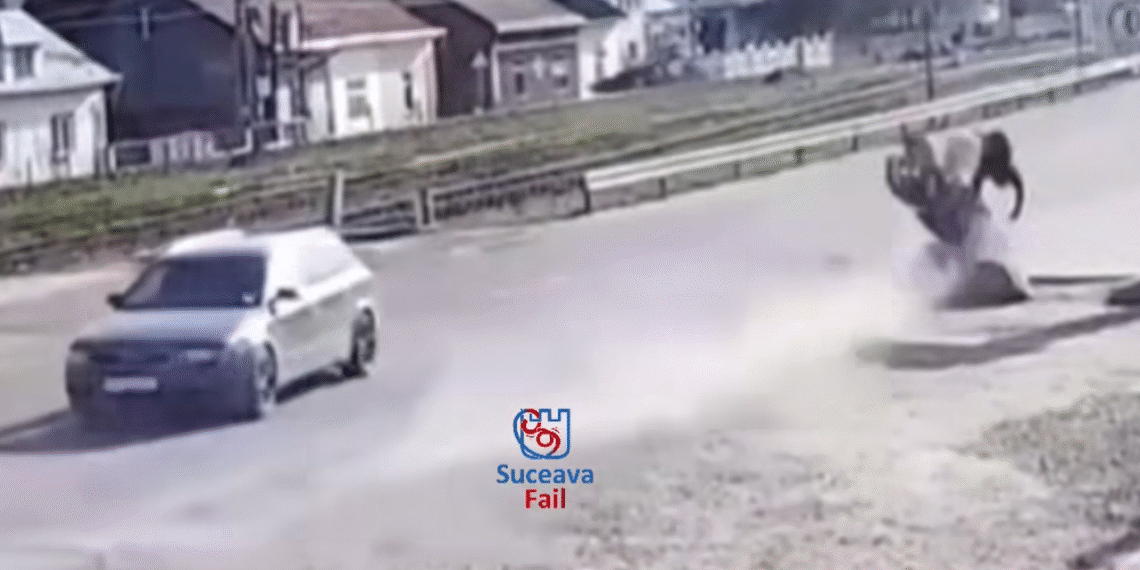 Motociclist de 16 ani, rănit după ce a evitat impactul cu un autoturism la Dornești. Adolescentul a lovit o piatră și a zburat de pe motocicletă