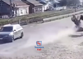 Motociclist de 16 ani, rănit după ce a evitat impactul cu un autoturism la Dornești. Adolescentul a lovit o piatră și a zburat de pe motocicletă