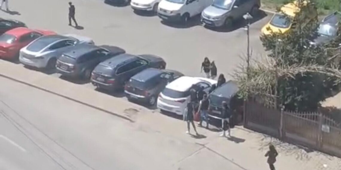 Și-au dat ”interval” prin mesaje, pentru un băiat de 18 ani. Bătaie între adolescente, în parcarea din apropierea Colegiului Tehnic de Industrie Alimentară din Suceava