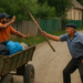 Un vicovean a scăpat basma curată după ce a bătut un asistat social cu o furcă pentru că a refuzat să-i ia sacii cu pietre și moloz: „Crucea mă-tii de ţ****, te omor”