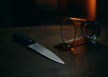 Cuțitul, paharul și supărarea, combinația care l-a băgat în spital pe un bărbat din Suceava