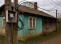 Bătrân de 75 de ani din Mănăstirea Humorului, prins că fura curent. Și-a racordat casa direct, ocolind contorul