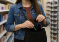 A vrut să fie trendy, dar s-a ales cu dosar penal. Tânără prinsă la furat în Auchan, cu un creion de ochi și ochelari de soare în geantă