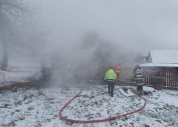 Bărbat din Rădășeni găsit carbonizat în propria locuință. Incendiul ar fi pornit de la o țigară