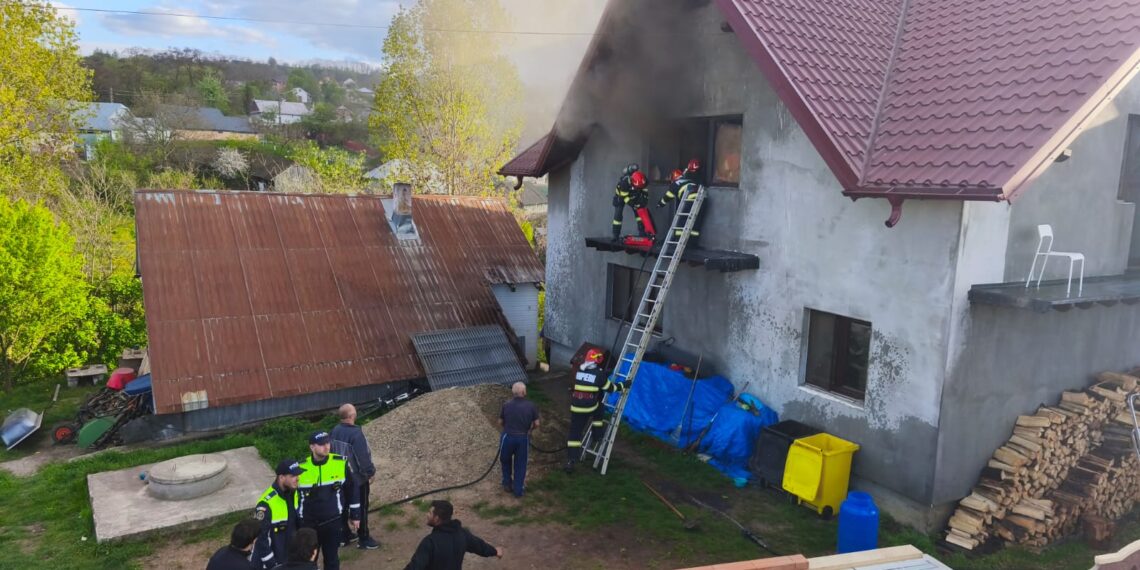 Detalii despre incendiul izbucnit la o casă din Sfântu Ilie. Doi soți au fost găsiți în stare de inconștiență. Flăcările ar fi pornit de la o țigară