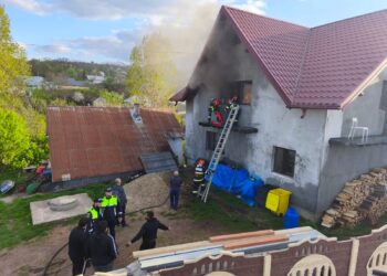 Detalii despre incendiul izbucnit la o casă din Sfântu Ilie. Doi soți au fost găsiți în stare de inconștiență. Flăcările ar fi pornit de la o țigară