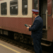 Șef de tren condamnat la închisoare cu suspendare pentru că a fost prins beat la muncă, după ce a dat plecarea trenului înainte ca toți călătorii să urce. O femeie a sunat la 112 după ce a căzut