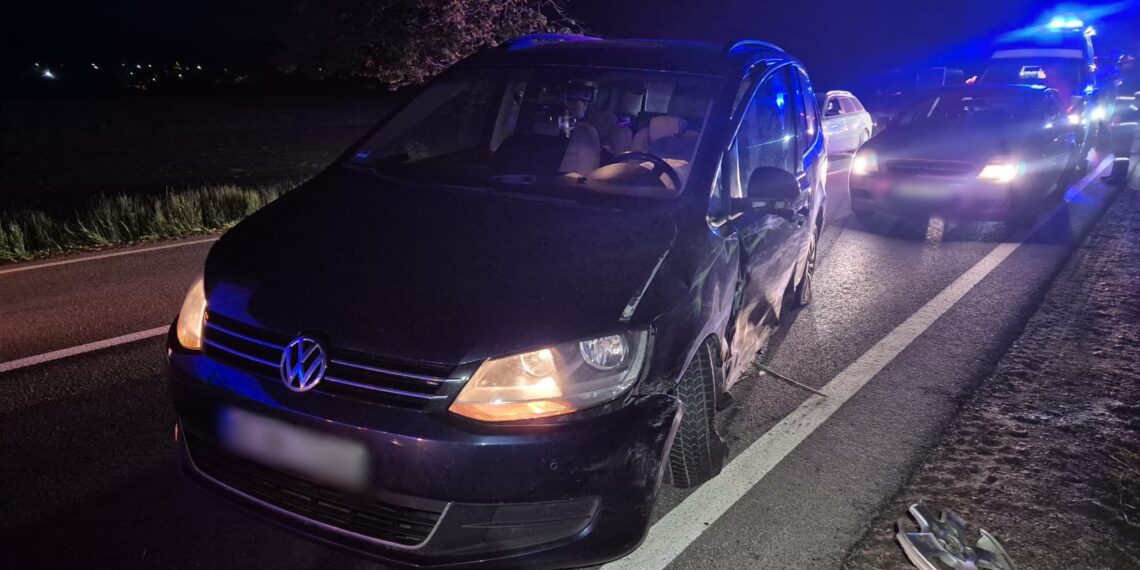 Detalii despre accidentul rutier de pe raza localității Dănila. Un șofer de 19 ani a pătruns pe contrasens și a lovit un Sharan plin cu copii