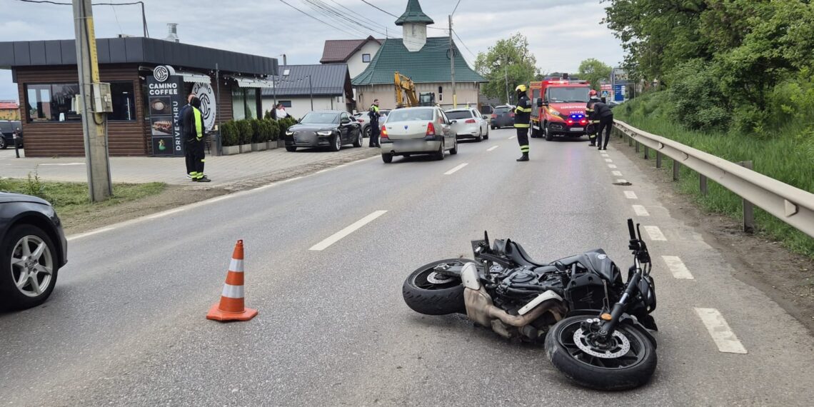 Detalii despre accidentul de la ieșirea din Suceava spre Plopeni. Motociclistul și șoferul efectuau manevre de depășire simultan