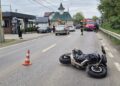 Detalii despre accidentul de la ieșirea din Suceava spre Plopeni. Motociclistul și șoferul efectuau manevre de depășire simultan