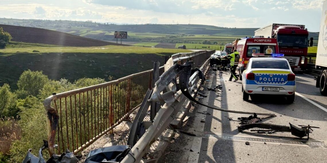 Accident rutier pe DN17, între Stroiești și Ilișești. Un autoturism a lovit un parapet de protecție. Șoferul a rămas încarcerat